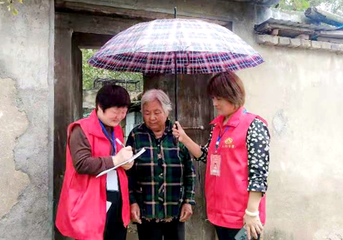 郯城：節假日“兩員”普查入戶忙