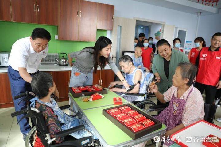 德州漱玉平民大藥房、德州義工志愿者聯合會陪康養中心老人共度中秋