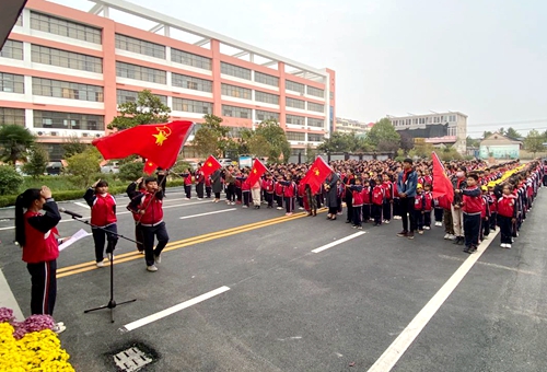 郯城縣楊集鎮中心小學慶祝中國少年先鋒隊建隊71周年暨新隊入隊儀式