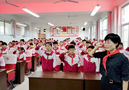 郯城縣歸昌鄉小學舉行新隊員入隊儀式