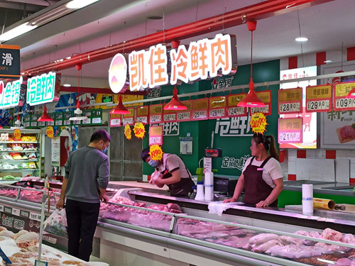 大口吃肉！“豬堅強”身價“破三”