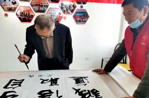 郯城縣李莊鎮：書法志愿者書寫好家風