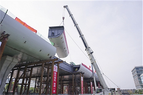 青島新機場高速連接線跨黑龍江路鋼構橋合龍