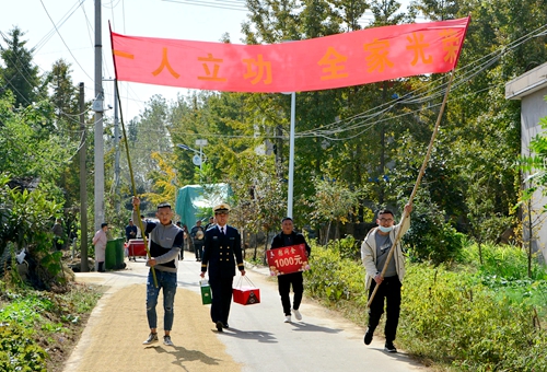郯城縣歸昌籍現役軍人梅健再立新功部隊領導登門送喜報