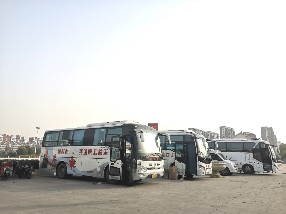 秋日收獲暖暖“熱流”德州市中心血站采血車開進慶云縣
