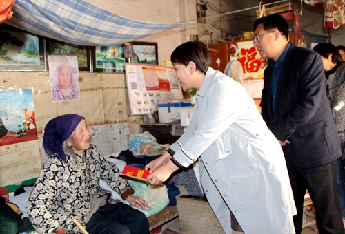 郯城縣人大常委會副主任張鳳梅到花園鎮走訪慰問百歲老人