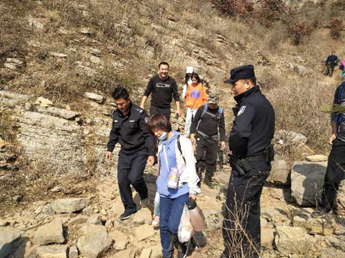 游客迷路紅葉谷，蒙山公安民警深山搜救