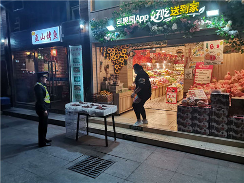 超90處占路經營被清理 嶗山區開展綜合執法夜查行動