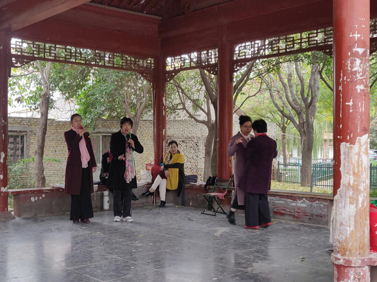 菏澤：市民在公園里唱戲、遛鳥、納涼 其樂融融！