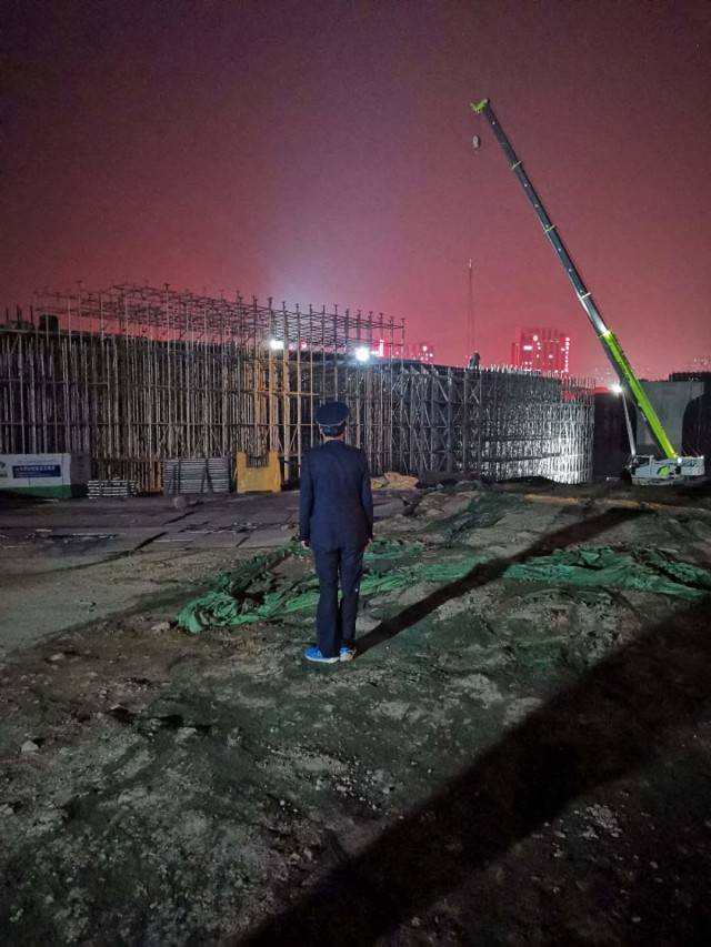 臨沂城管濱河景區一大隊加大揚塵污染治理力度