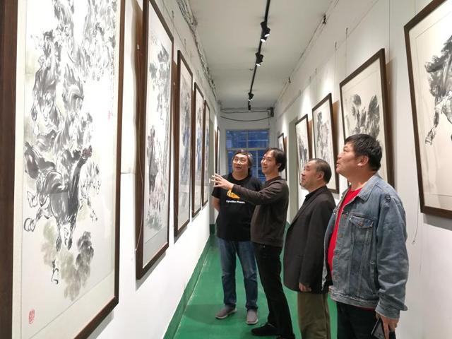 紀鳳鳴畫馬工作室入駐德州窯紅綠彩藝術國際生活小鎮