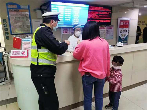 青島：交警幫酒司機就醫后，開出罰單