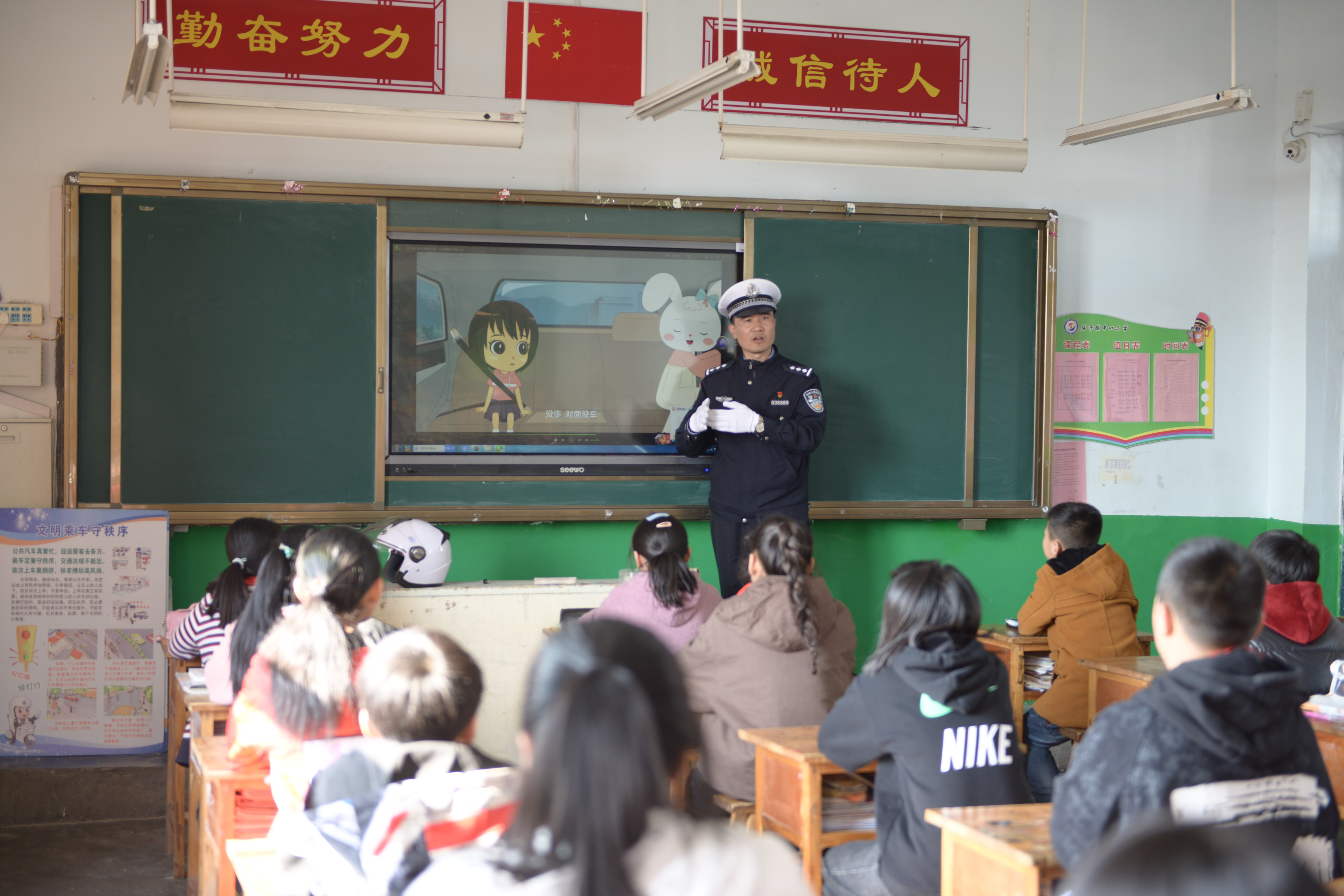 交警進校園 宣講安全課