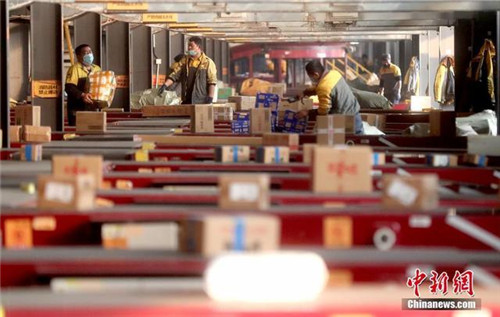 “雙十一”快件創歷史新高 探訪快遞“物流基地”