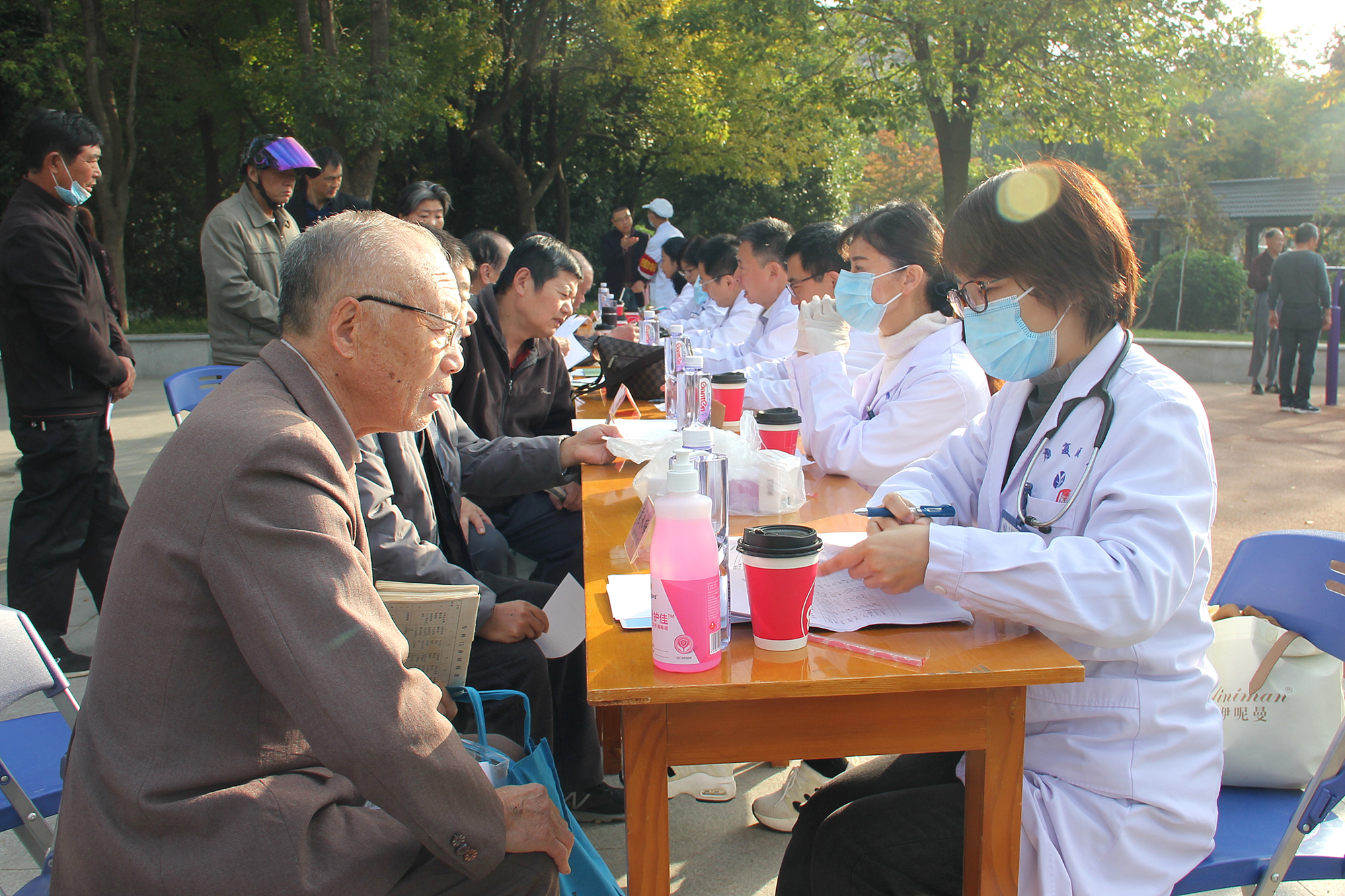 市老年康復醫院義診送健康