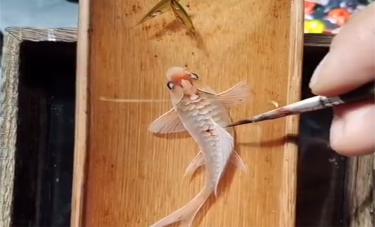 小伙創作3D樹脂魚饞得貓舔盆子