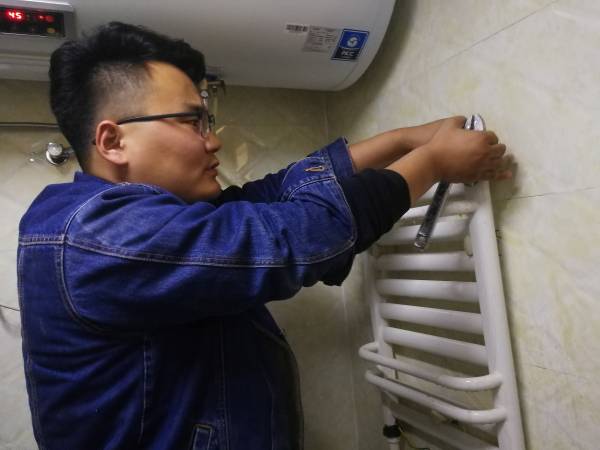 你家暖氣熱了嗎？熱力公司服務人員入戶探冷暖