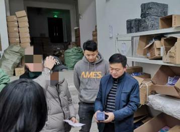安徽首例直播帶貨售假被查處 執法人員在出租屋里查獲正在分裝的“三無”產品