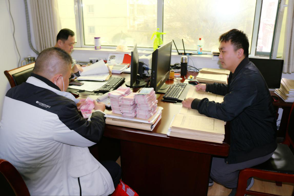 被執行人帶31萬現金來德州市德城區人民法院還款