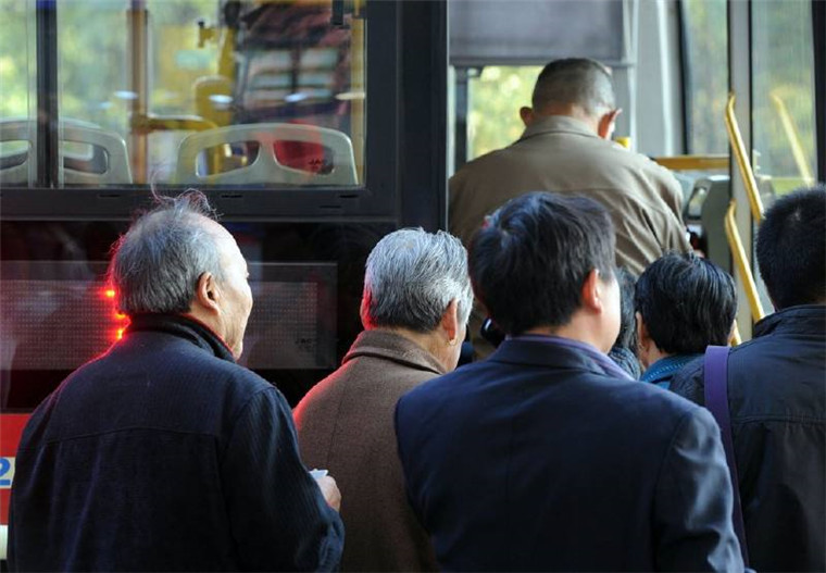 2021年起，山東60歲以上老人免費坐公交！