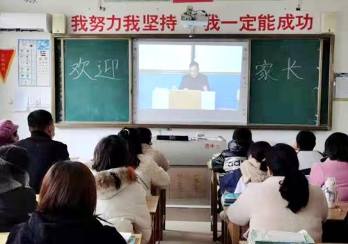 郯城縣港上鎮初級中學召開“家校共育，師生同行”家長會