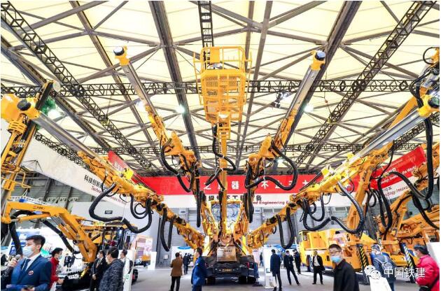 國產首臺四臂鑿巖臺車亮相