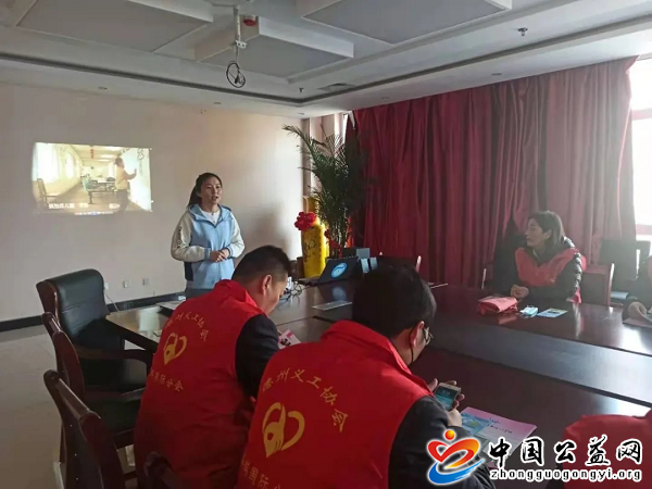 初冬來訪送愛心，華瑞國際義工分會志愿者走進新語