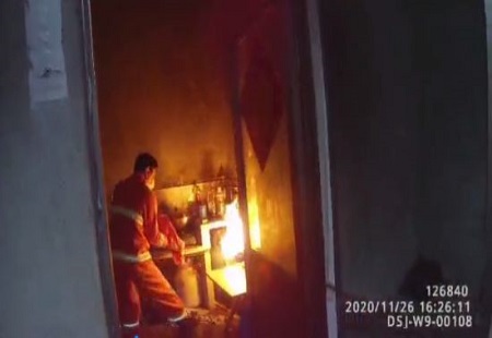興化輔警三進火場 拎起滾燙液化氣罐一路狂奔