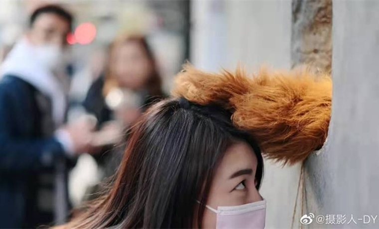 暖心！面部燒傷人士用熊爪遞咖啡，咖啡店為殘障人士提供就業