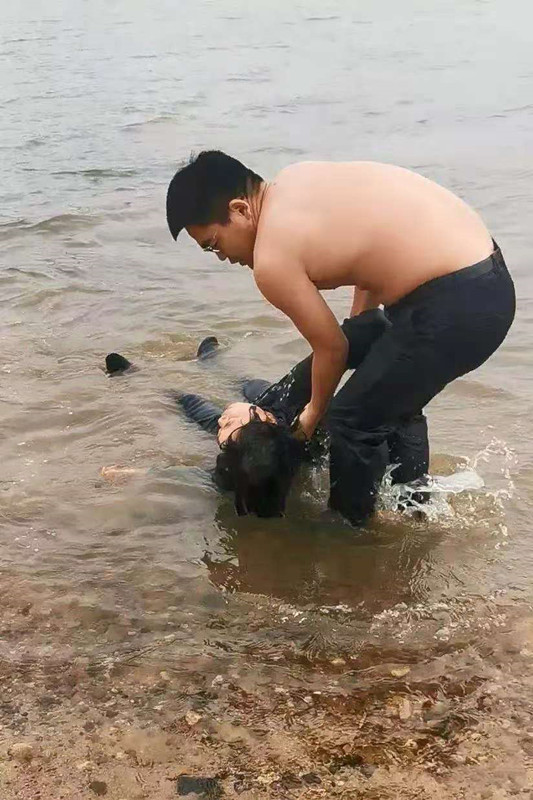 熱心市民跳進冰冷河水，成功救起輕生者