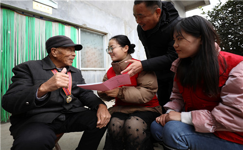 志愿者讓黨的十九屆五中全會精神進村居