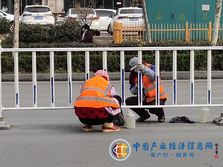 菏澤：環衛工人擦洗護欄 創造清潔優美城市環境