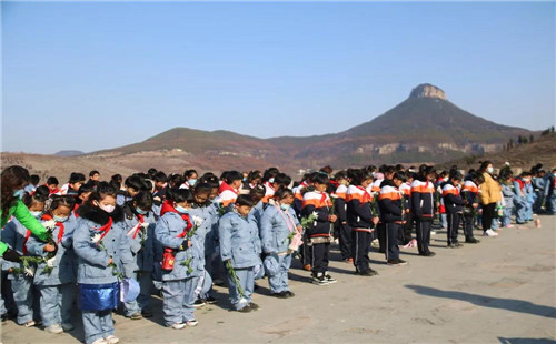 銘記歷史 勿忘國恥”抱犢崮115師紀念園舉行國家公祭日悼念活動