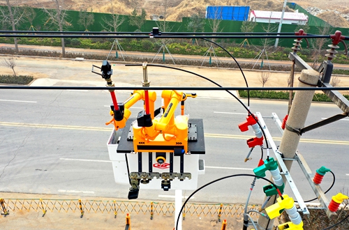 郯城供電：全省縣域內首次實現雙臂機器人帶電作業