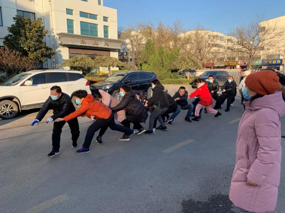 德州市中心血站開展迎新春拔河比賽