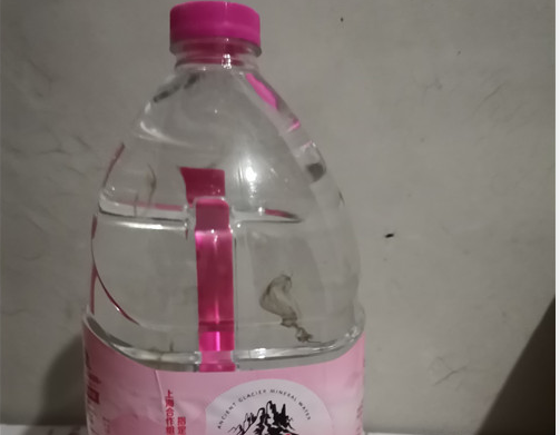 市民求說法！未開封的嶗山礦泉水桶內出現大量黑色絮狀物 