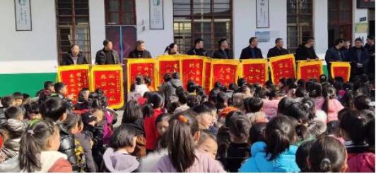 河南南召皇后鄉：愛心企業齊出手，捐資助學獻愛心