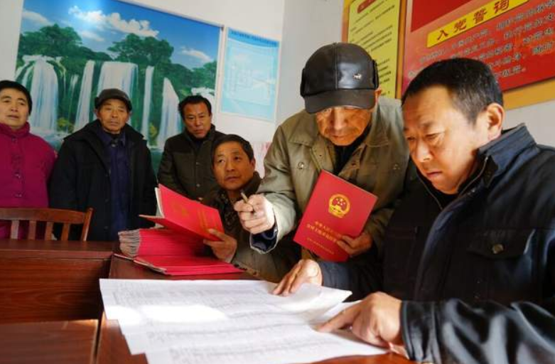 確實權 頒鐵證 農民吃上長效“定心丸”
