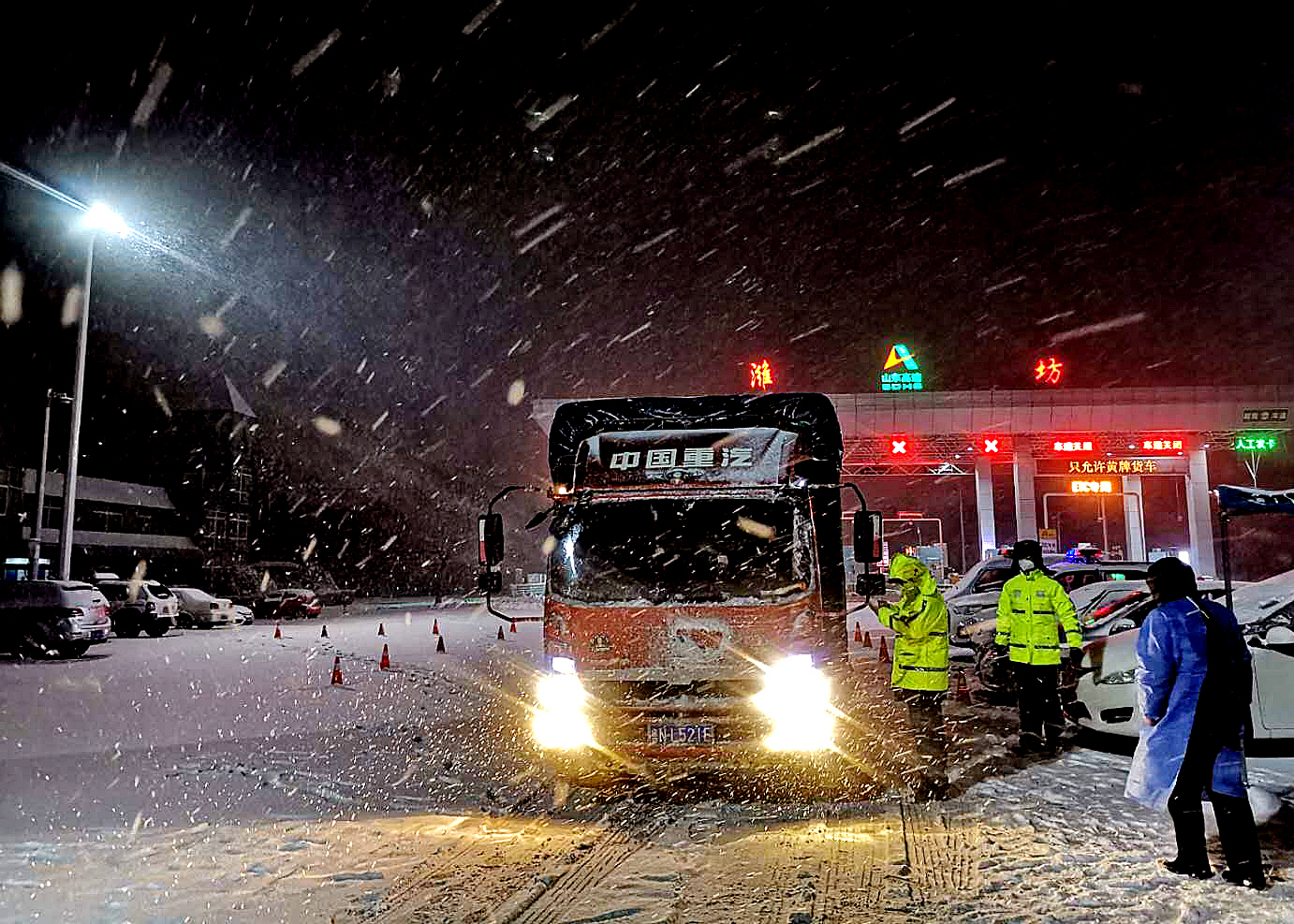 山東交警全力應對雨雪天氣保暢通