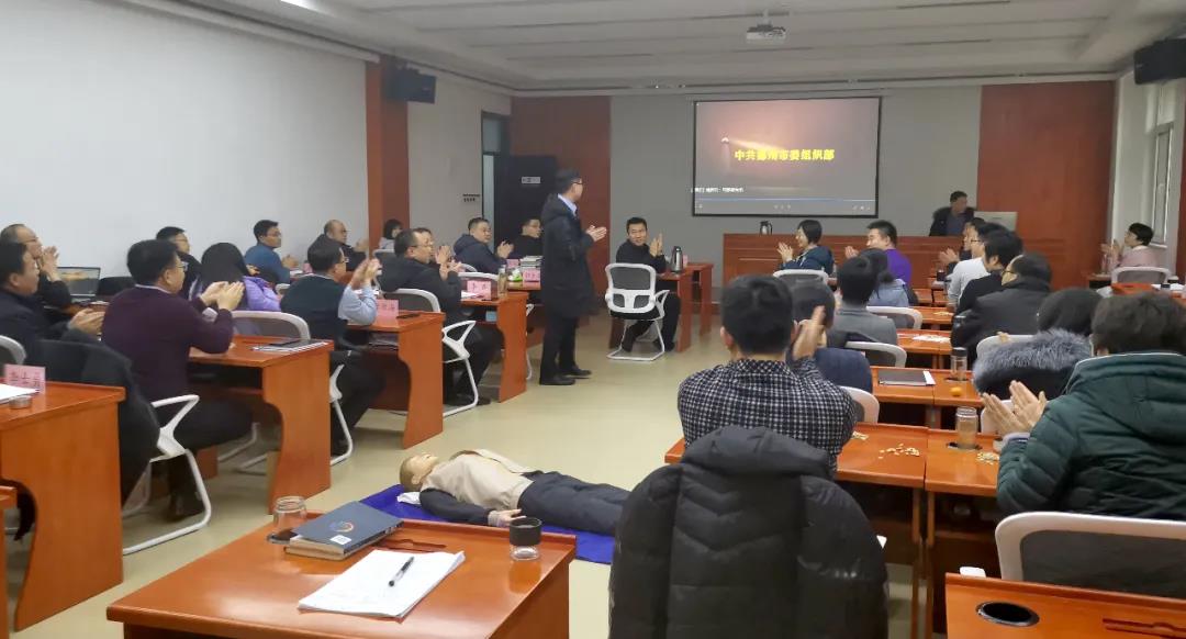 援鄂醫療隊員手把手教急救德州市人民醫院開展急救知識進黨校活動