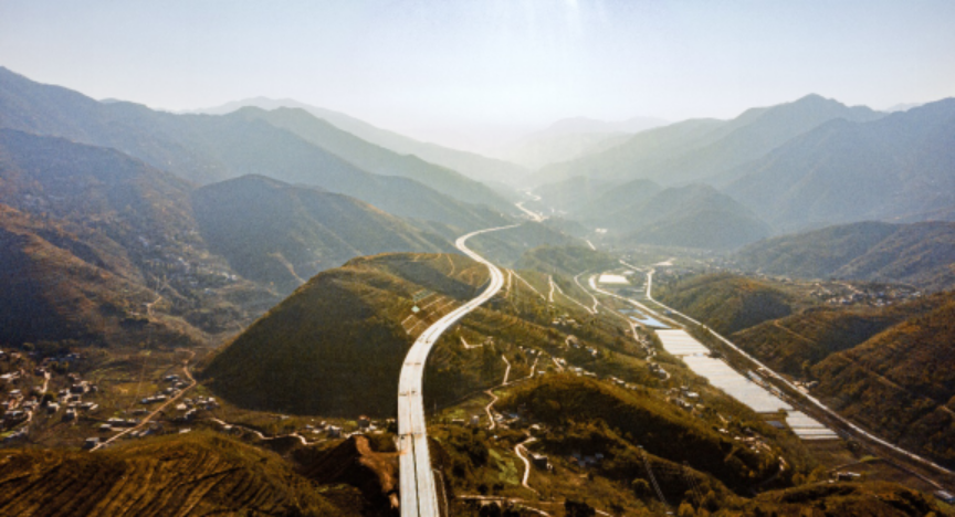 烏蒙山上幸福路！云南都香高速公路守紅段前40公里建成通車