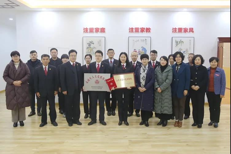 棗莊市婦聯一行到滕州法院開展“送獎下基層”及婦女兒童維權調研工作