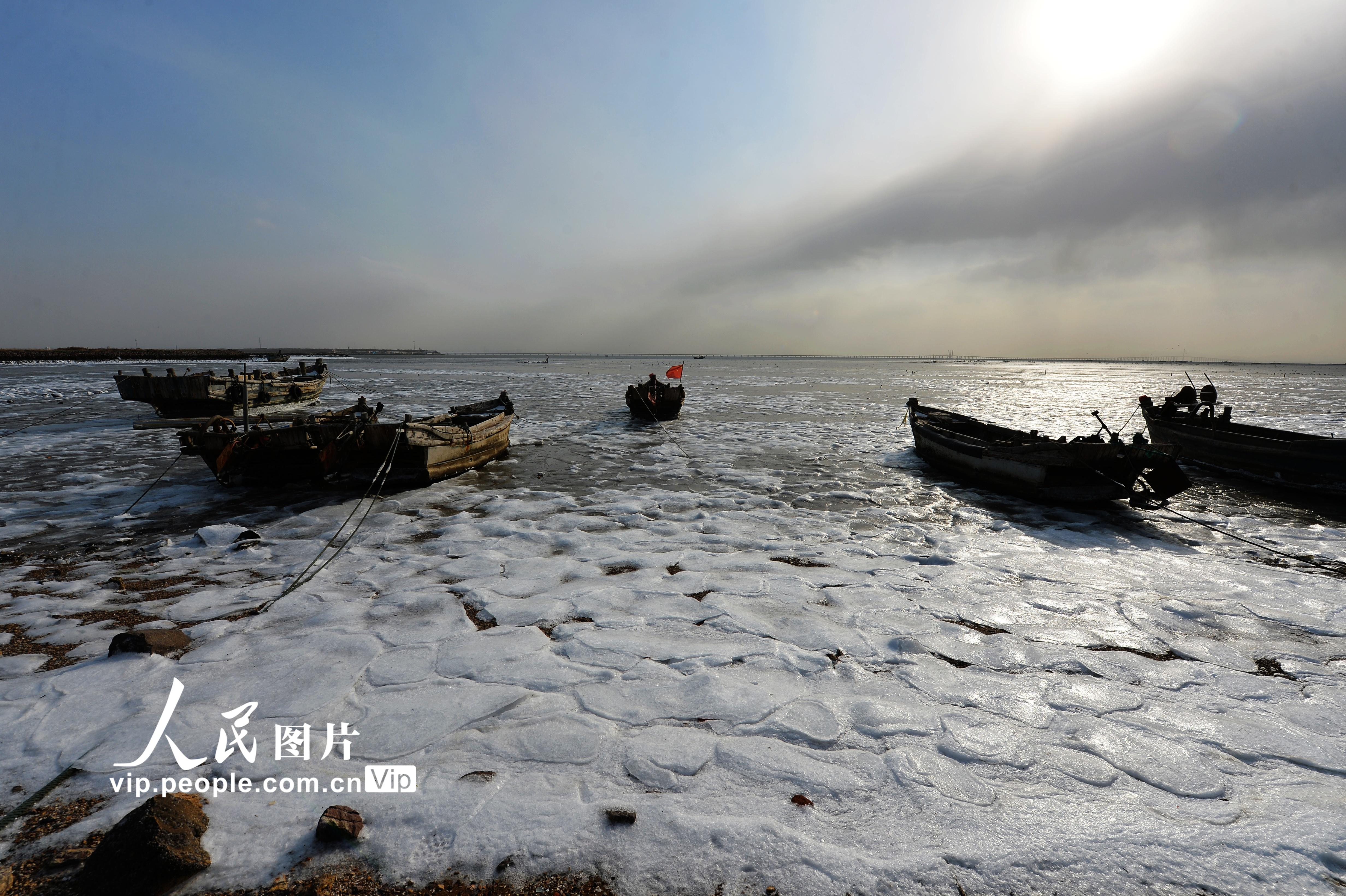 寒潮來襲 山東青島沿海灘涂開始封凍