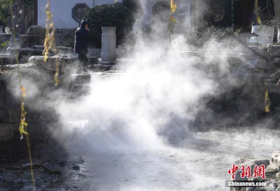寒潮來襲 濟南趵突泉“云霧潤蒸”