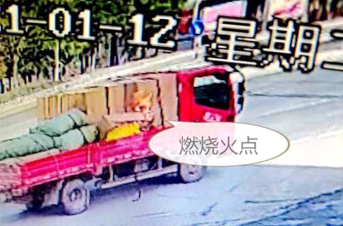 郯城：兩安全員訓練有素 兩分鐘撲滅燃燒車火