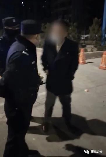 幾個菜啊？喝成這樣！德州一男子酒后在派出所打太極，結果……