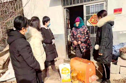 郯城縣泉源鎮：貧困母親享“冬日暖陽”