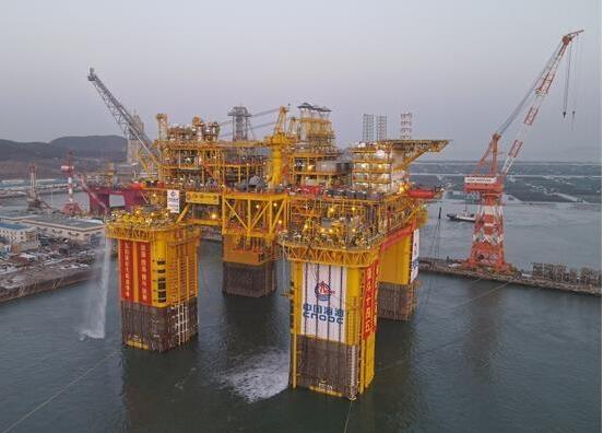 我國自主研發建造的十萬噸級深水生產儲油平臺交付啟航