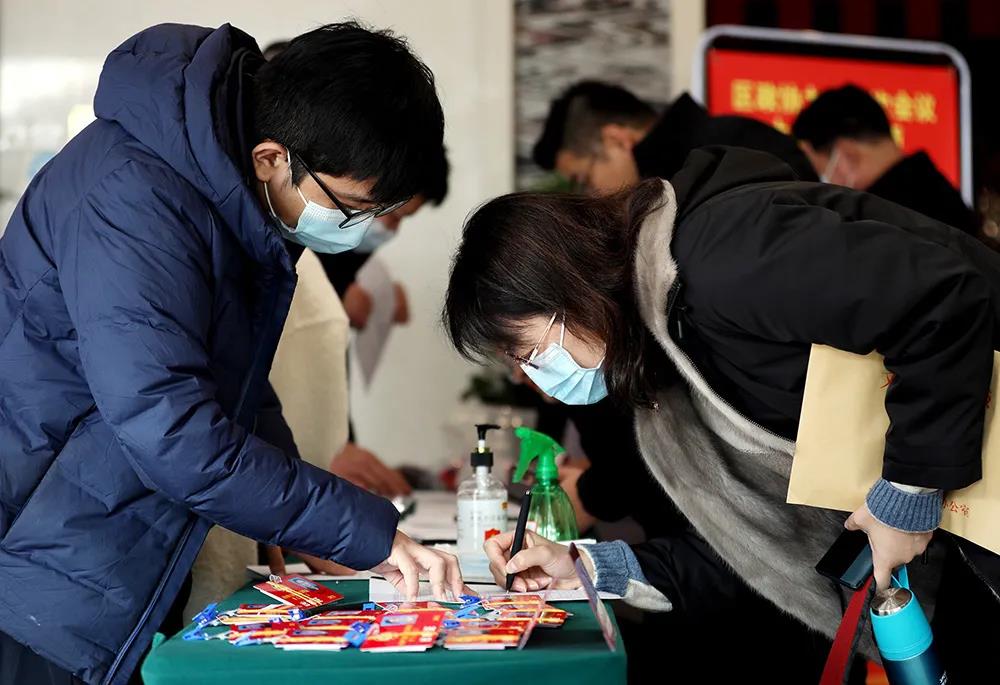 豪情滿懷赴盛會｜出席臺兒莊區政協九屆五次會議的政協委員報到