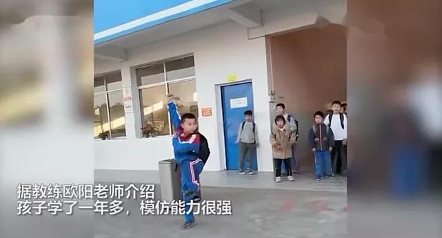 聲望值+100！小學生放學打拳，一個空翻跳上電瓶車……